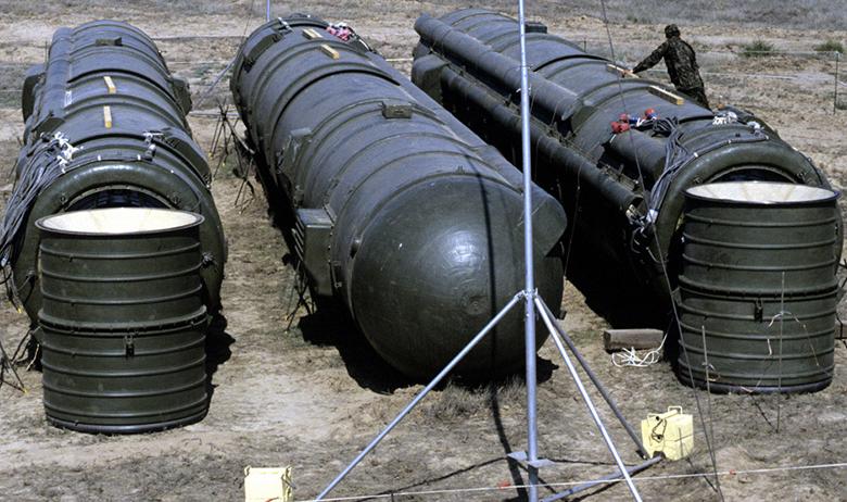 Связка из трёх ракет РСД-10, подготовленных к уничтожению