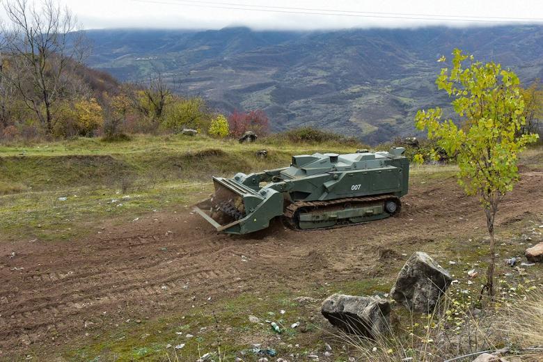 Разминирование территорий Нагорного Карабаха с помощью сапёрных роботов Уран-6.