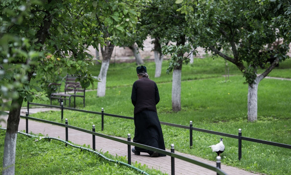 Священнослужитель на Святой горе Свято-Успенского Псково-Печерского монастыря в городе Печоры Псковской области