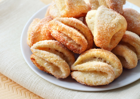 Печенье «Поцелуйчики» из готового слоеного теста: быстро и вкусно