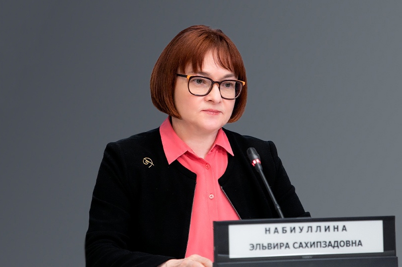 Брошь в виде золотого сечения символизирует инфляционную спираль 