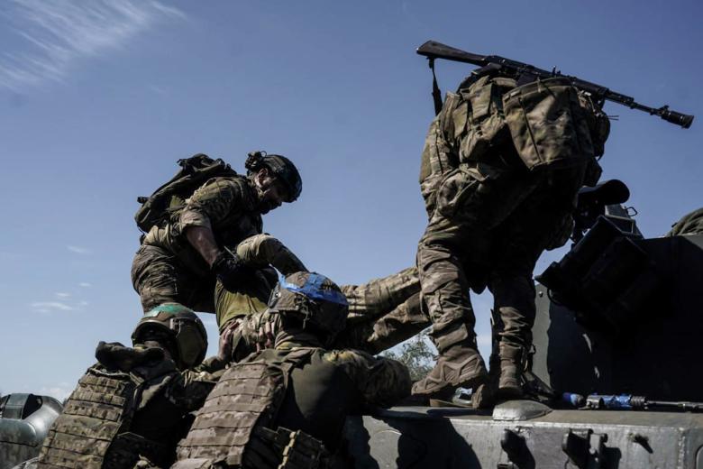Военнослужащие вооруженных сил Украины в зоне боевых действий