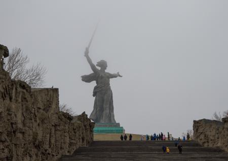 «Хотел снять тренд»: тиктокер объяснил танец на Мамаевом кургане