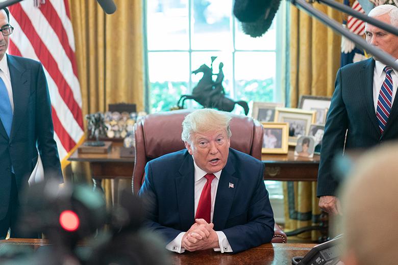 Президент США Дональд Трамп (в центре)