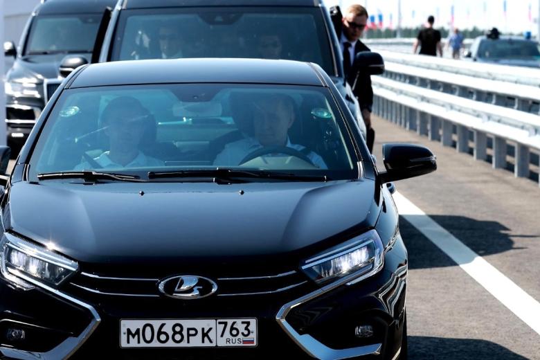 Президент РФ Владимир Путин за рулём Lada Aura