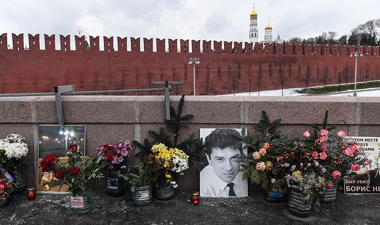Цветы у места убийства политика Бориса Немцова