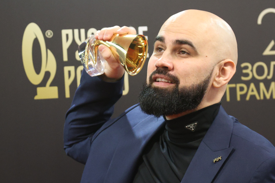 Певец Артём Умрихин