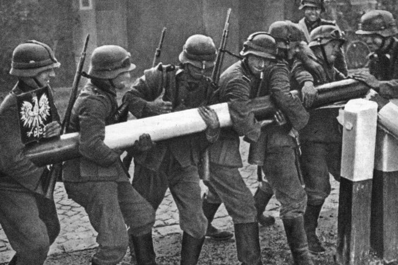 Немецкие войска снимают пограничный барьер между Польшей и Германией, 1 сентября 1939 года. Нацистская оккупация Польши заставила Великобританию и Францию объявить о начале Второй мировой войны 3 сентября 1939 года