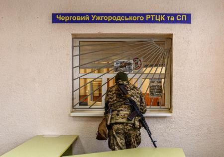 Украинцы стали получать «черные метки» от военкомата