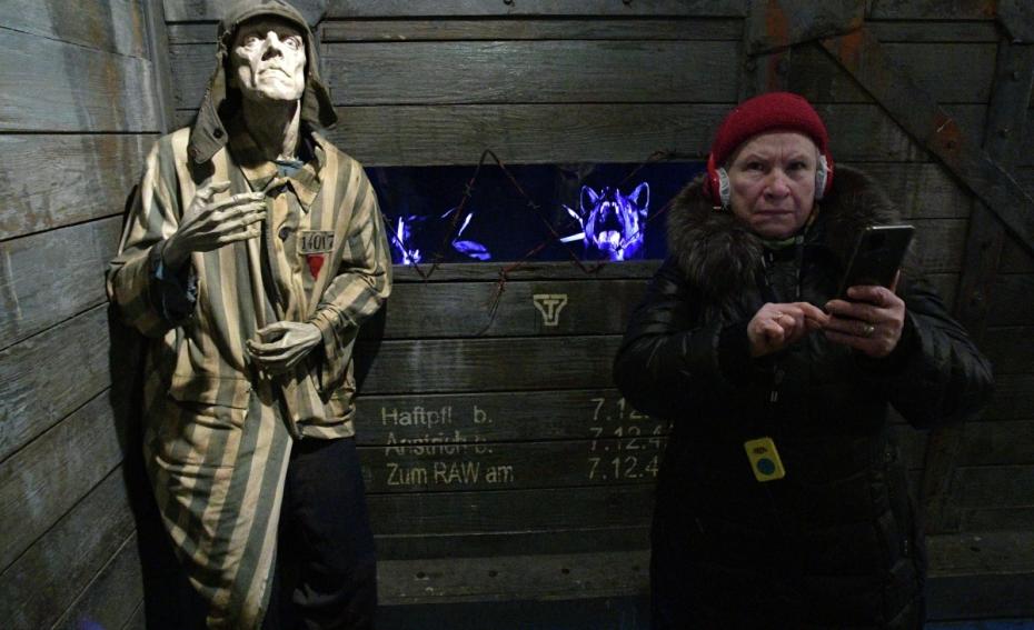 Женщина в интерактивном передвижном музее «Поезд Победы» в Санкт-Петербурге
