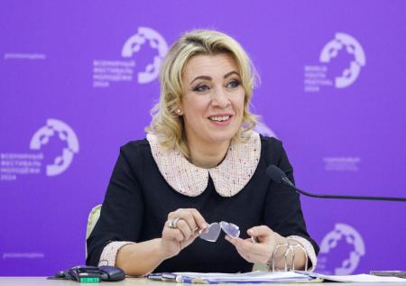 Захарова высмеяла оговорку Байдена про дешевые таблетки в Москве