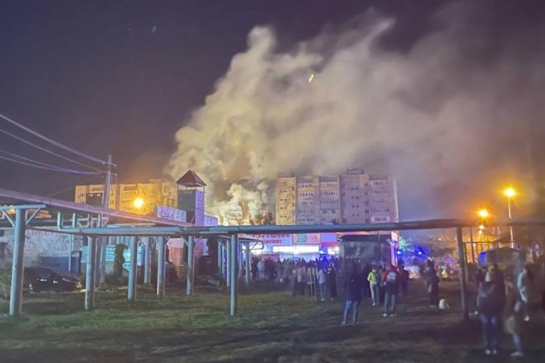 Пожар в жилом доме после падения сверхзвукового истребителя-бомбардировщика Су-34 в Ейске