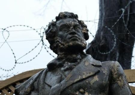 Еще в одном украинском городе демонтировали памятник Пушкину