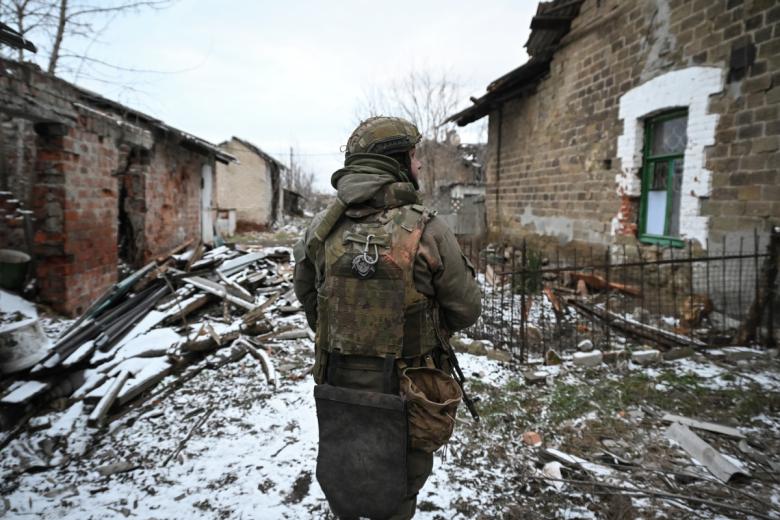 Военнослужащий Центрального военного округа на территории освобожденной Авдеевки