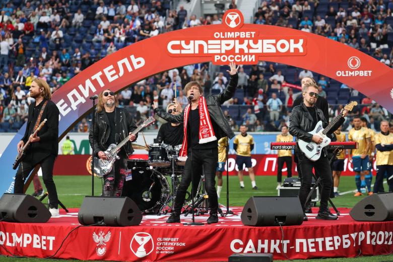 Группа «Би-2» во время выступления перед началом церемонии награждения игроков «Зенита», победивших в финале Суперкубка России по футболу
