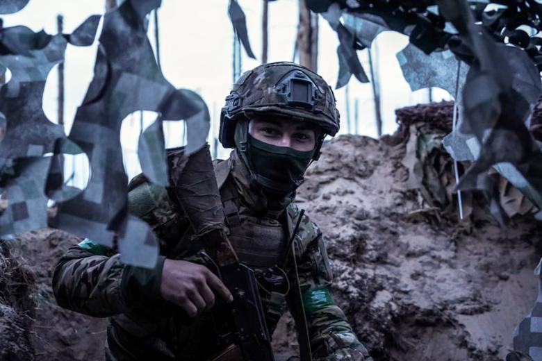Военнослужащий Вооруженных сил Украины в зоне боевых действий
