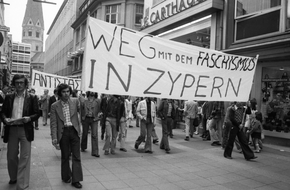 Немецкие студенты выступают против турецкого вторжения в 1974 году.