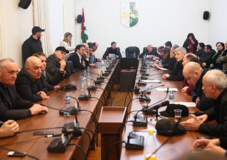 Абхазский парламент рассмотрит заявление Хаджимбы об отставке