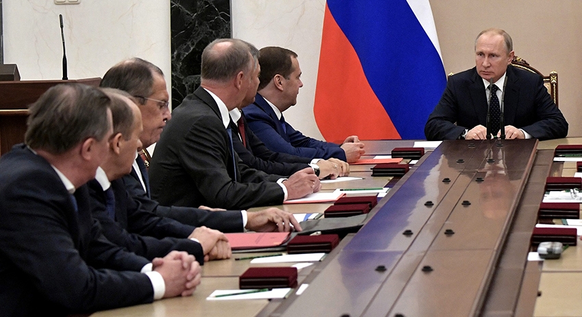 Президент РФ Владимир Путин (справа) на заседании правительства РФ