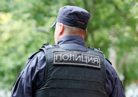 «По глупости»: петербуржец оголил плечо в метро и угодил за решетку