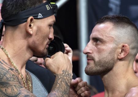 Волкановски отобрал титул UFC у Холлоуэя