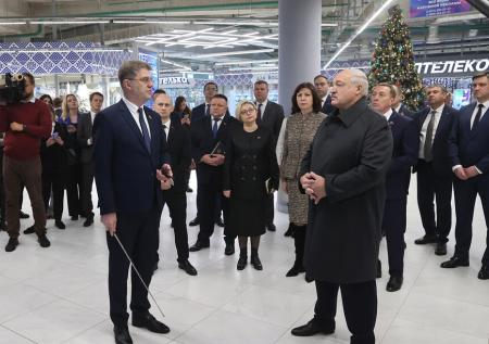 Лукашенко призвал Витебскую птицефабрику поделиться яйцами с Россией