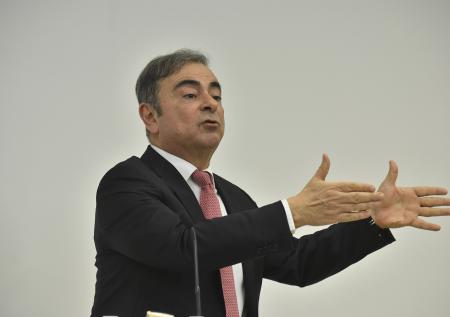 Экс-глава Nissan хочет отдать материалы своего дела независимым юристам