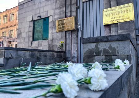 Жители Еревана почтили память погибших в Карабахе российских миротворцев