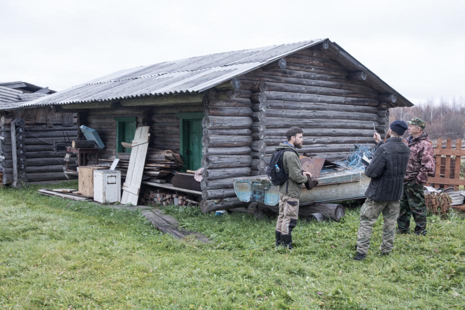 Один из традиционных для зодчества коми амбаров (житников), мастера артели производят замеры для своего исследования
