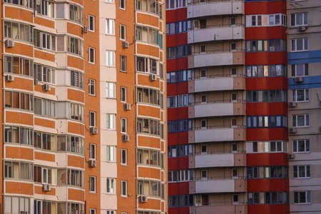 Школьник поймал на лету выпавшего с девятого этажа ребенка