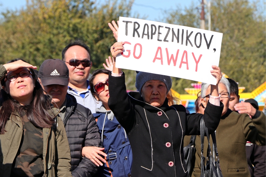 Участники митинга за отставку исполняющего обязанности главы города Дмитрия Трапезникова, экс-руководителя Донецкой народной республики