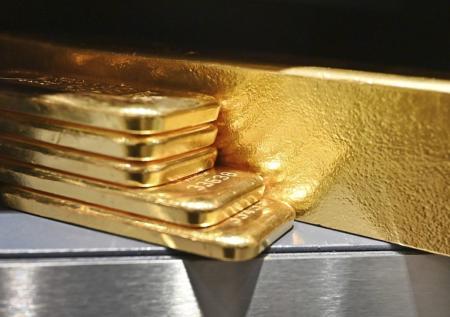Экономист рассказал, стоит ли сейчас менять доллары на золото