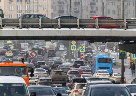 Человек упал с эстакады Щёлковского шоссе в Москве