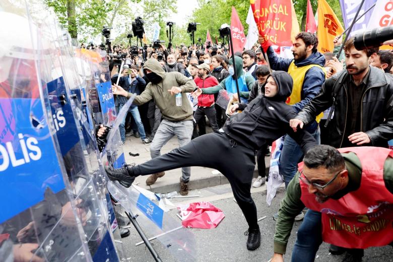 Столкновения протестующих с полицией во время первомайской демонстрации в День труда в Стамбуле