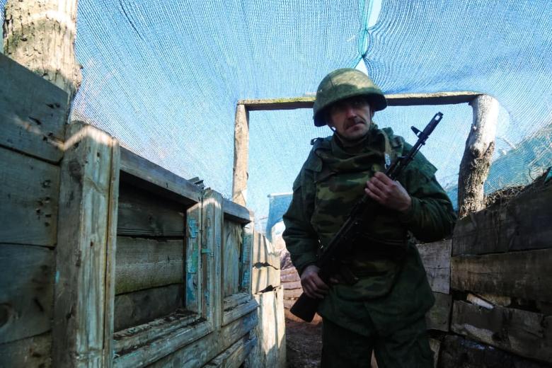 Украина. Донецк. Военнослужащий Народной милиции Донецкой народной республики (ДНР) на передовой позиции в районе посёлка Старомихайловка на западе города