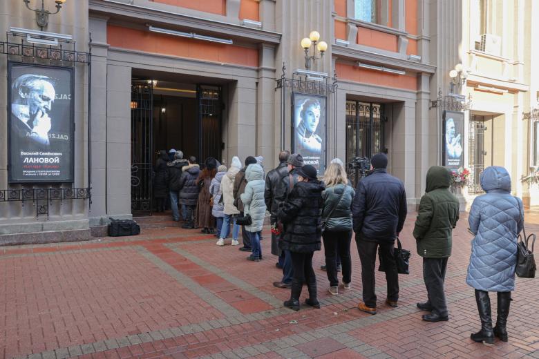 Жители столицы стоят у Театра имени Вахтангова во время церемонии прощания с актером Василием Лановым