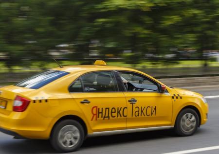 Таксист врезался в столб и задел пешеходов в центре Москвы
