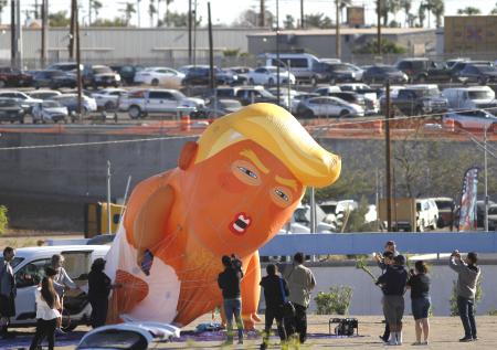 Злого «малыша Трампа» запустили в воздух в Копенгагене