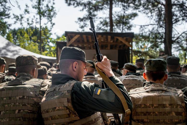 Военнослужащие вооруженных сил Украины в зоне боевых действий