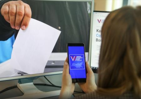Член комиссии залила зеленкой урну для голосования в Ижевске