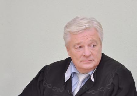 Исполнитель роли судьи в передаче «Суд присяжных» умер от COVID-19
