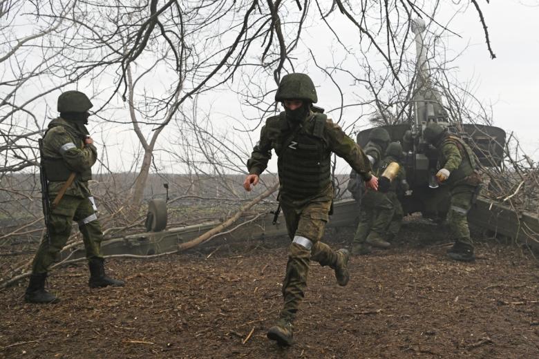 Артиллеристы Вооруженных сил РФ ведут огонь по позициям ВСУ
