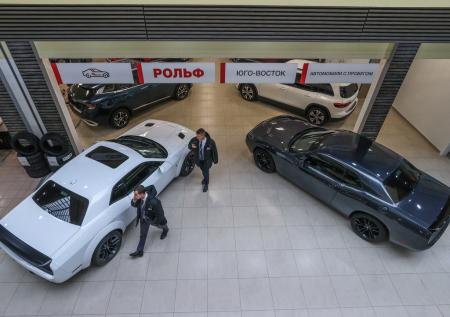 «Известия»: автодилеры решили ввозить машины по параллельному импорту