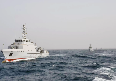Десятки разложившихся трупов нашли на дрейфующей в море лодке