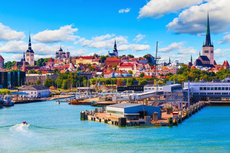 Старый город и гавань морского порта в Таллине, Эстония
