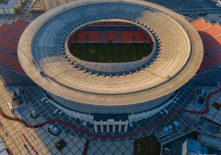 На фасад «Екатеринбург Арены» вывели слоганы в поддержку российской армии