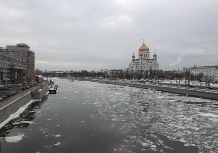 Пьяный мужчина едва не утонул в Москве-реке