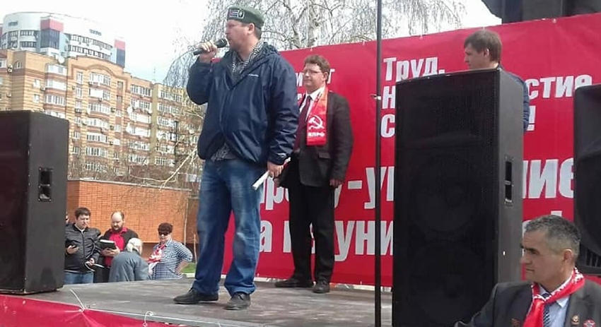 Михаил Матвеев (в центре)