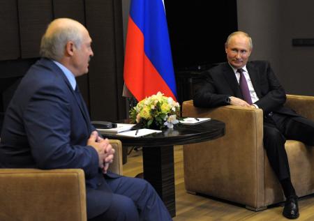 Лукашенко раскрыл, что было в чёрном чемодане на встрече с Путиным