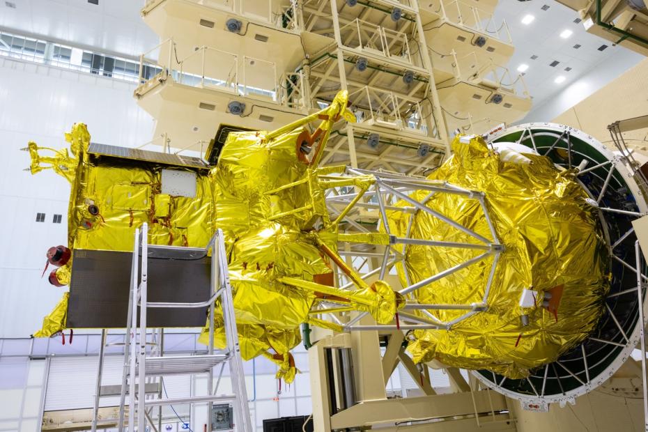 Подготовка автоматической станции «Луна-25» в монтажно-испытательном корпусе космодрома Восточный